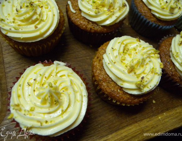  
15. Притрусить мелко покрошенными фисташками. Только совсем немного, чтобы была видна структура кремо-завитков. 

 