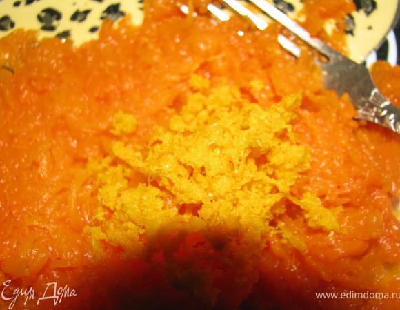 Тыкву почистить, отварить в пароварке 30 минут, остудить, размять вилкой. Цедру половинки апельсина натереть на мелкой терке. Добавить к тыкве.