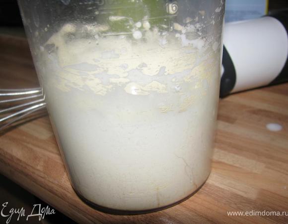 Желтки отделить от белков. Взбить с сахаром до бела.