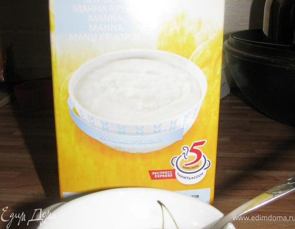 Манку залить теплым молоком. Оставить на 10 минут для набухания. Можно залить холодным молоком, но на 30 секунд отправить в микроволновку, затем энергично перемешать, чтобы не было комков. 