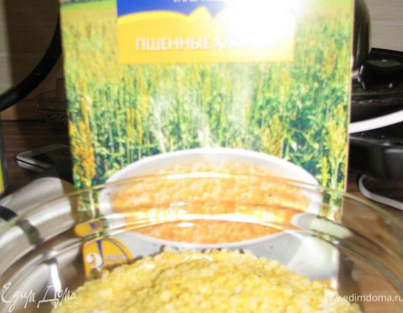 Затем отправить манку и ваниль к желтковой массе, еще раз взбить. Добавить пшенные хлопья, перемешать. Затем ввести тыкву с апельсиновой цедрой и еще раз перемешать.