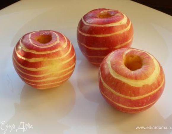 Яблоки хорошо вымыть и удалить сердцевину специальным приспособлением. Удалять надо аккуратно, чтобы случайно не пробить «дно». Для пущего эффекта я делаю серпантинный узор на яблоке. 