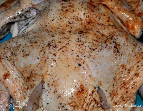 Курицу разрезать по грудке, распластать и хорошенько побить ее по суставчикам. Смазать солью, перцем, паприкой и оставить на полчаса.