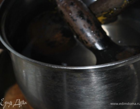 В большой сковороде разогреть растительное масло, выложить курицу спиной вверх, сверху установить гнет. Огонь убавить до чуть ниже среднего и жарить 15 минут. Затем перевернуть курицу и жарить еще 10–15 минут под гнетом.