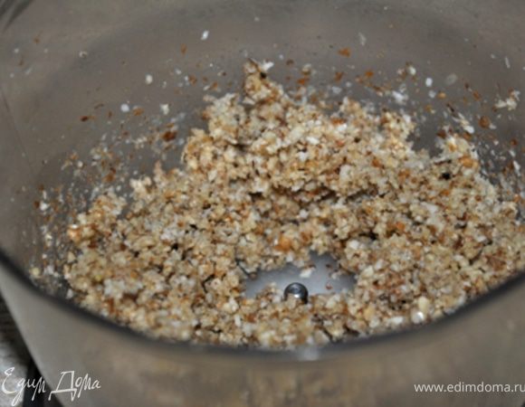 Орехи и чеснок размолоть в блендере в кашицу. Смешать со сливками.