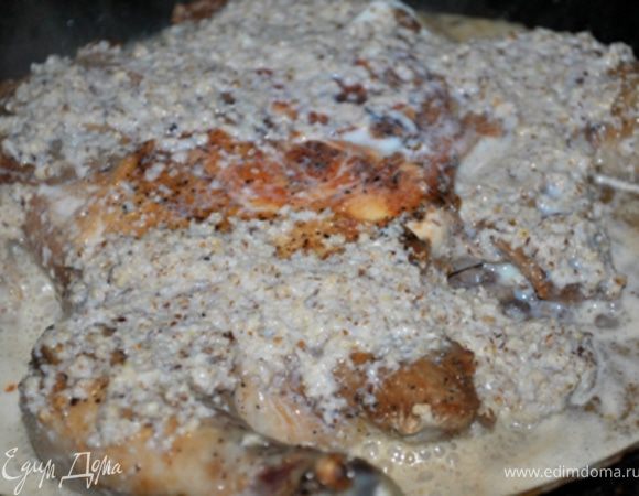 Снять гнет, влить подготовленную орехово-сливочную смесь и тушить на медленном огне, периодически поливая курицу соусом, 10–15 минут. Готовность мяса проверяем ножом.