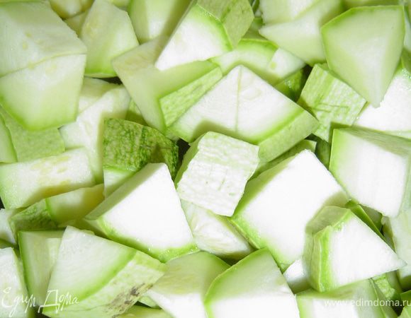 Баклажаны, перец, помидоры и кабачки нарежьте кубиками.