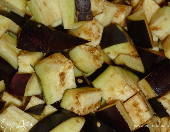 Баклажаны посолите и оставьте на 15–20 минут, а затем смойте соль водой. Обсушите и обжарьте в большой сковороде.