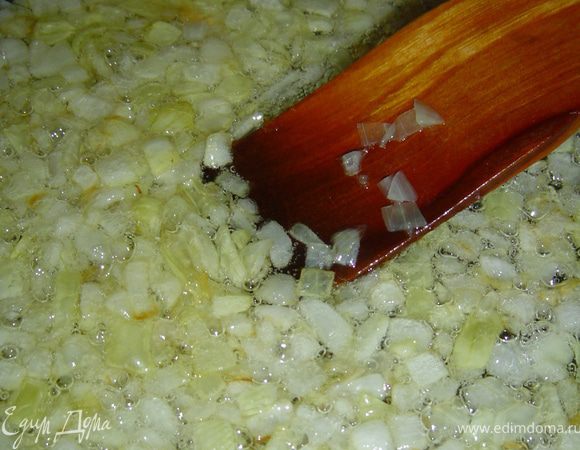 Морковь натрите на терке, лук нарежьте небольшими кусочками, обжарьте.