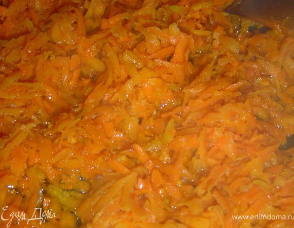 На небольшом количестве растительного масла обжарьте морковь.