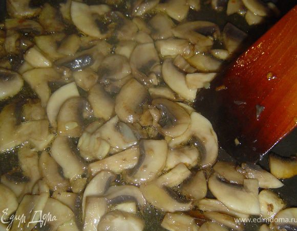 Также отдельно обжарьте грибы.