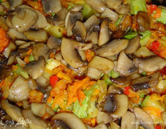 Соедините все овощи, грибы, добавьте измельченные помидоры, посолите, поперчите.