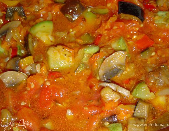 Тушите на медленном огне до готовности, накрыв крышкой, периодически аккуратно перемешивая.