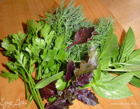 Нарежьте зелень.