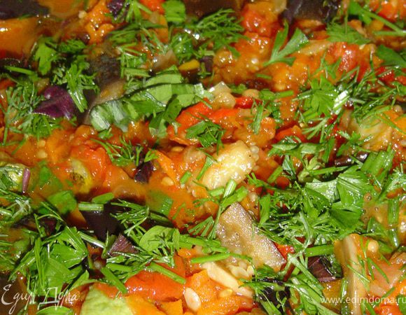 В самом конце добавьте в овощное рагу нарезанную зелень.