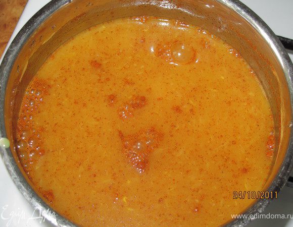 Готовим начинку заранее, потому что она должна остыть.
Растворить крахмал в 1/2 стакана сока. Затем подогрейте оставшийся сок, сахар, ванильный экстракт и корицу.