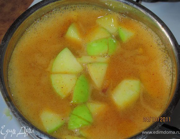 Добавить фрукты и довести до кипения. Кипятить 1 минуту.