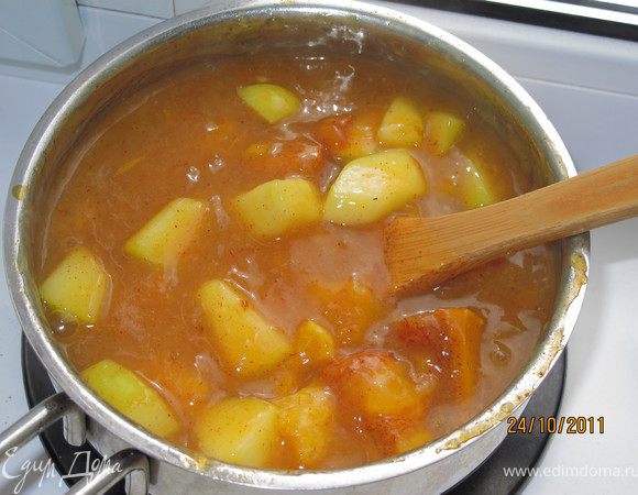 Добавить смесь сока и крахмала. Сильно мешая, кипятите до образования пузырьков, я кипятила минуты 3-4, фрукты всё таки должны размякнуть. Смесь станет густая. Снимите с огня и помешивайте ещё 2 минуты. Всё, начинка готова, её необходимо охладить.