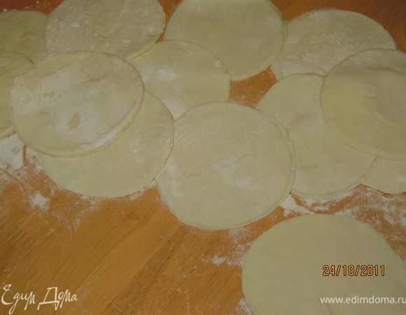 Из теста вырезаем большие круги, а затем один раз скалкой провести и получется овал, нам нужны овальные лепёшки размером примерно 9 на 14 см.