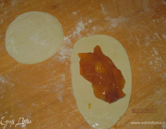 Края лепёшки смазать водой и в центр положить начинку. примерно 1 ст. ложка. 