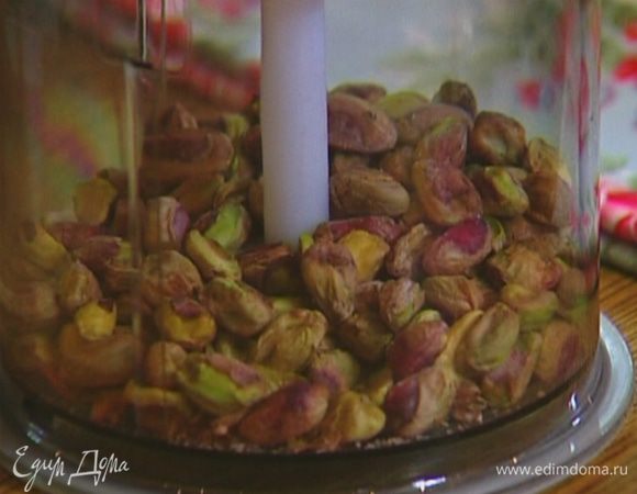 Фисташки измельчить в блендере, так чтобы остались небольшие кусочки.
