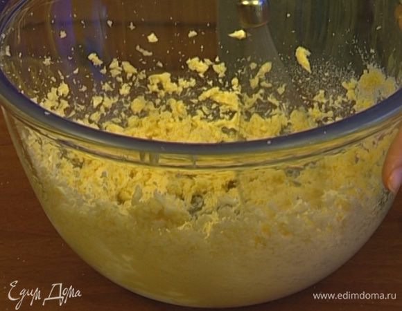 Предварительно размягченное сливочное масло растереть с сахаром, а затем взбить миксером.