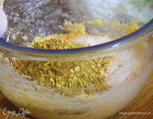 Добавить апельсиновую цедру, муку, манку, разрыхлитель, фисташки, ванильный экстракт, соль и вымешивать миксером на медленной скорости буквально 20 секунд.