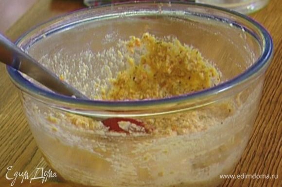 Влить в тесто апельсиновый сок и перемешать лопаткой.