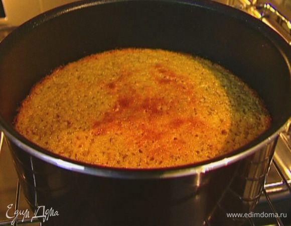 Выложить тесто в небольшую форму для выпечки с высокими бортами и выпекать в разогретой духовке 30 минут.