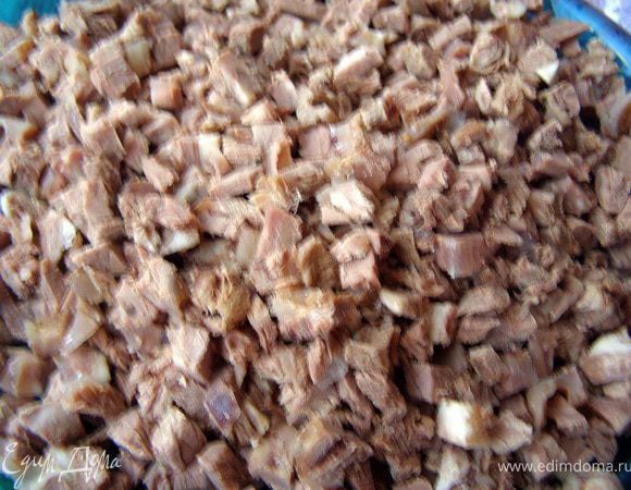 телятину немного мельче, чем картофель и яйца.