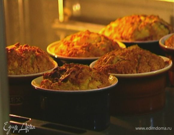 Небольшие керамические формочки смазать оставшимся оливковым маслом, заполнить тестом на 2/3 объема и отправить в разогретую духовку на 25–30 минут.