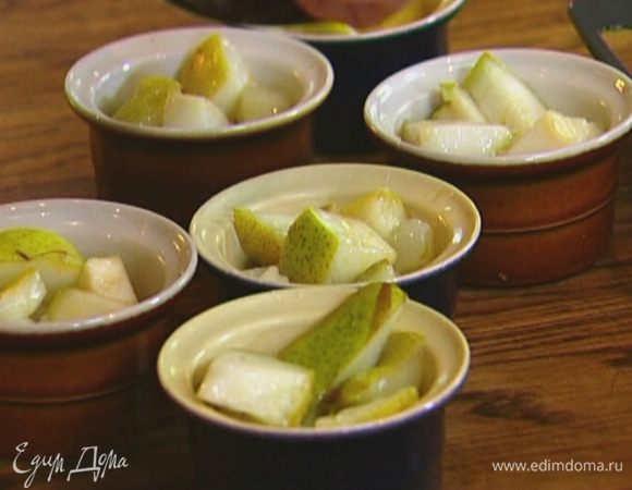 Разложить припущенные груши по небольшим керамическим формочкам, добавляя понемногу грушевого сока, который выделился при варке. 