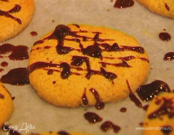 Полить карамелью готовое печенье.