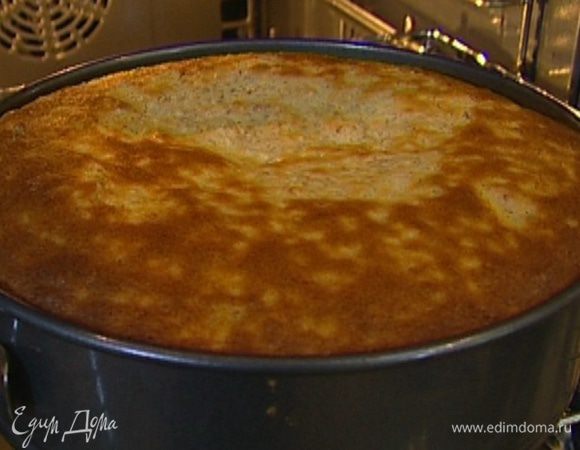 Готовый пудинг присыпать сахарной пудрой и украсить карамельным сахаром.