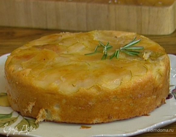 Остудить пирог в форме, затем накрыть форму тарелкой, перевернуть и украсить листьями розмарина.