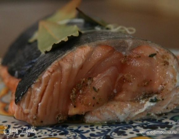 Запекать в разогретой духовке 10 минут, затем раскрыть фольгу и запекать еще 5−7 минут.