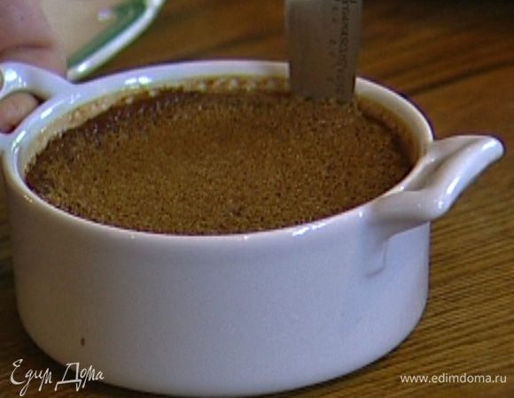 Остывший крем аккуратно отделить ножом от стенок формочек и, перевернув, выложить на тарелку.