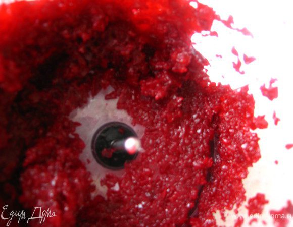 Отварную свеклу очистить и пробить блендером до состояния пюре. Можно натереть на мелкой терке