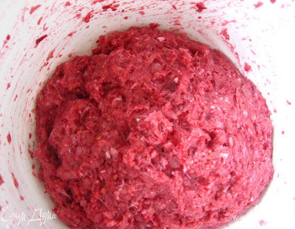 Мясо с луком пропустить через мясорубку. Добавить соль, черный перец, яйцо, молоко, сухари, свеклу. Перемешать.Хорошо вымесить фарш.