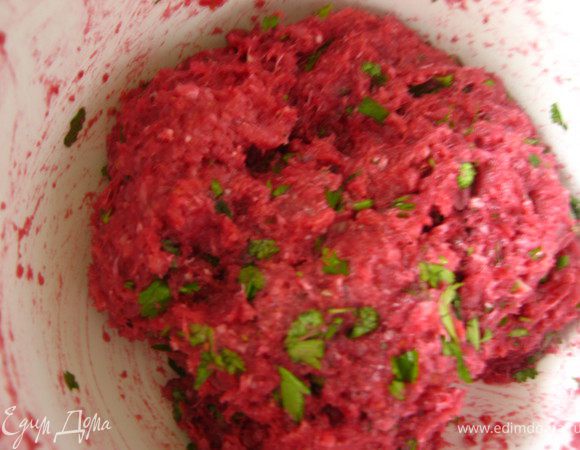 Добавить зелень. Перемешать.