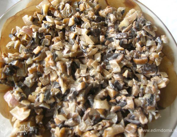 лук и грибы мелко порезать.  На небольшом огне пожарить с 1ст.л. растительного масла. За 1 минуту до готовности, добавить 2ч.л. сметаны.