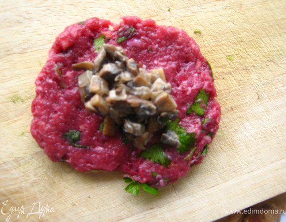 Из фарша делаем лепешки. На середину выкладываем 2ч.л. начинки, соединяем края, панируем в муке. Укладываем в форму.