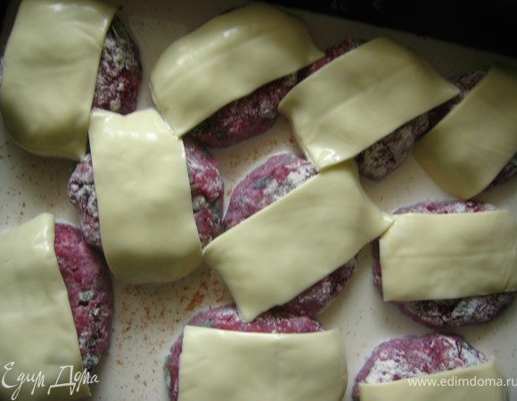 Соус: смешать сливки, молоко. Добавить соль, мускатный орех. Вылить в форму. Сверху на тефтели выкладываем по половинке пластины плавленного сыра или моцареллу.