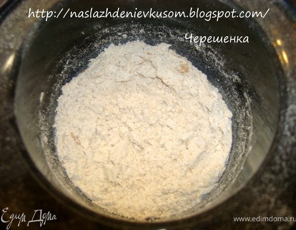 … и перемелем их в кофемолке… 