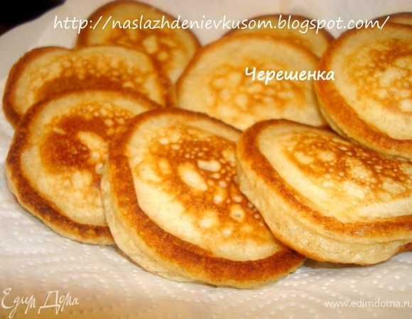 Выкладываем оладушки на бумажное полотенце, чтобы оно впитало излишки масла…