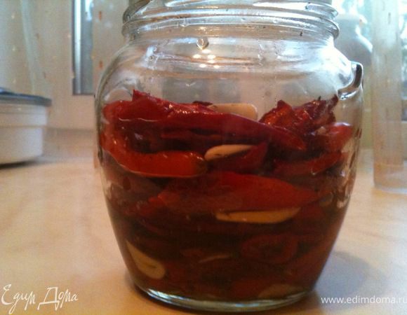 Готовый перчик выкладывать слоями в банку, чередуя с тонкими ломтиками чеснока. Каждый слой присыпать Итальянскими травами, посолить, взбрызнуть бальзамическим уксусом и заправить оливковым маслом.
Приятного аппетита!