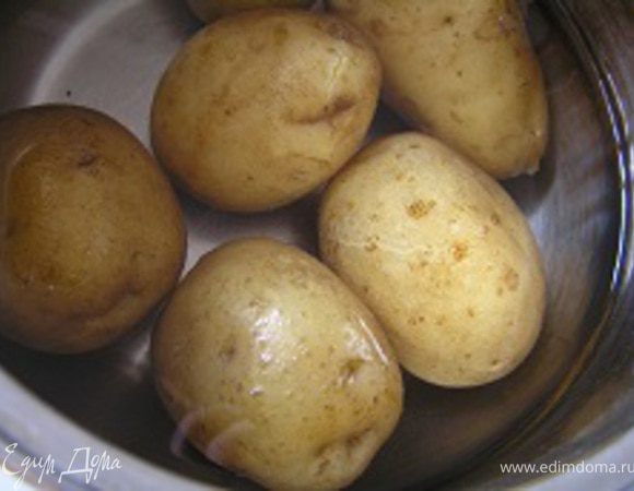 Картофель отварить в мундире, очистить (по желанию),