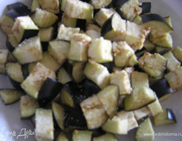 Баклажан нарезать кубиками, посолить и дать настояться 10 минут. Затем обсушить бумажным полотенцем.