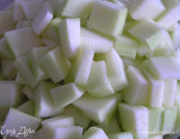 Кабачек нарезать кубиками.