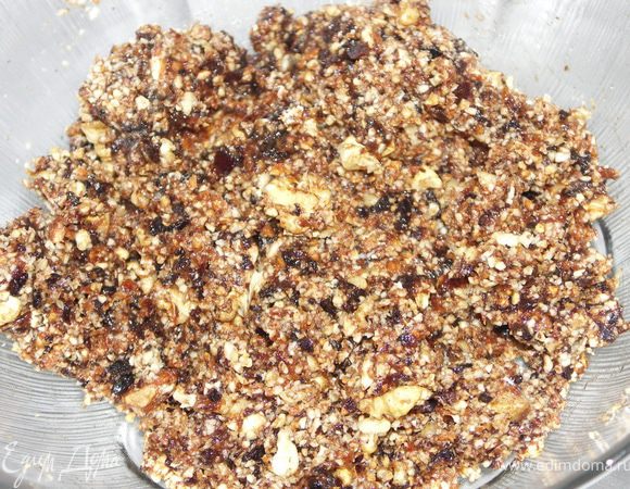 Последовательно измельчить в блендере:крупно грецкий орех, мелко миндаль, до пюреобразного состояния финики+чернослив+калиновый сироп.(Один компонент измельчили,высыпаем в чашку,второй измельчили..туда же) Соединить всё вместе при помощи вилки.